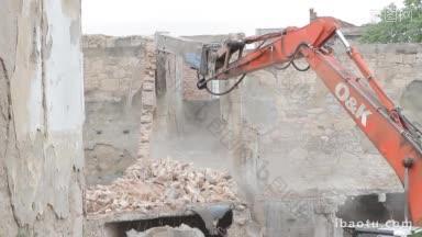 挖掘机正在拆除墙体
